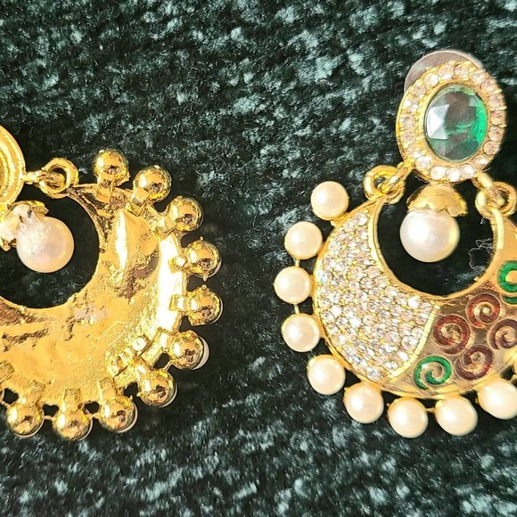 Beautiful- Semi-Precious Green/Clear Stones with Pearls - Round Earrings - Picture 7 of 12